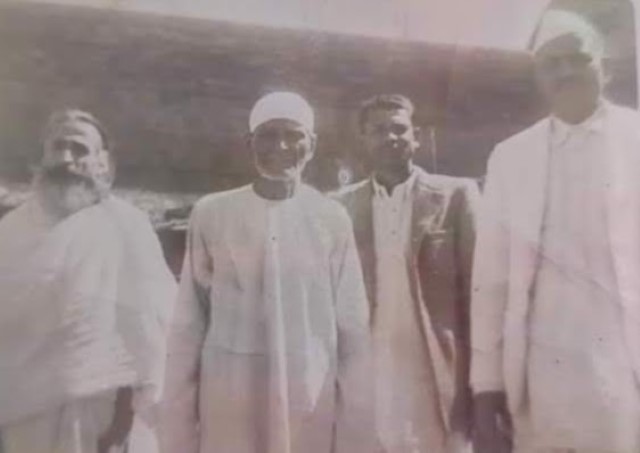 Abdul Baba with devotees